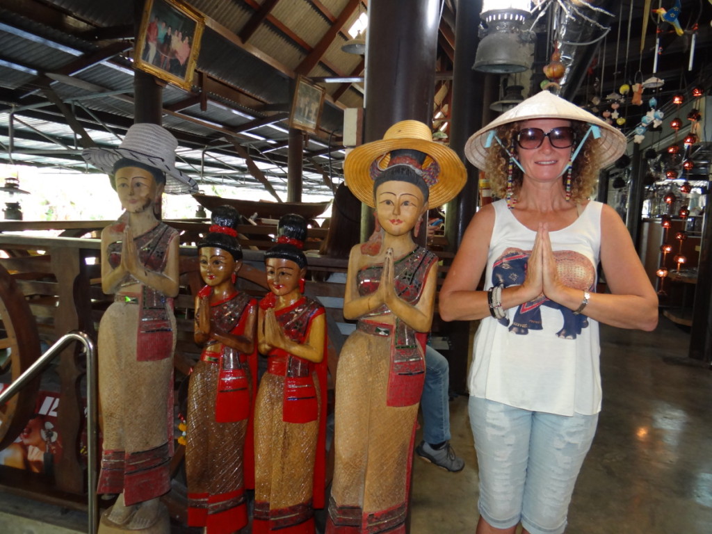 Damnoen Saduak Floating Market