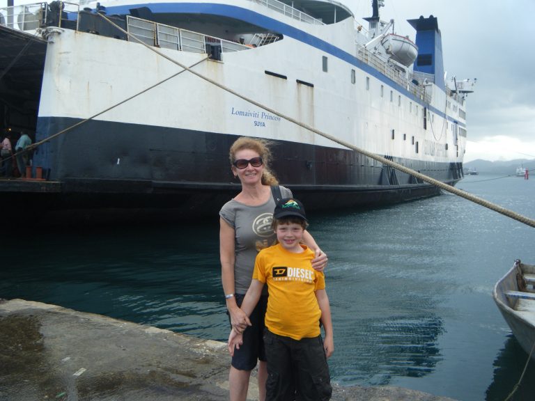 Positive Reasons to Travel Around the World now with your child